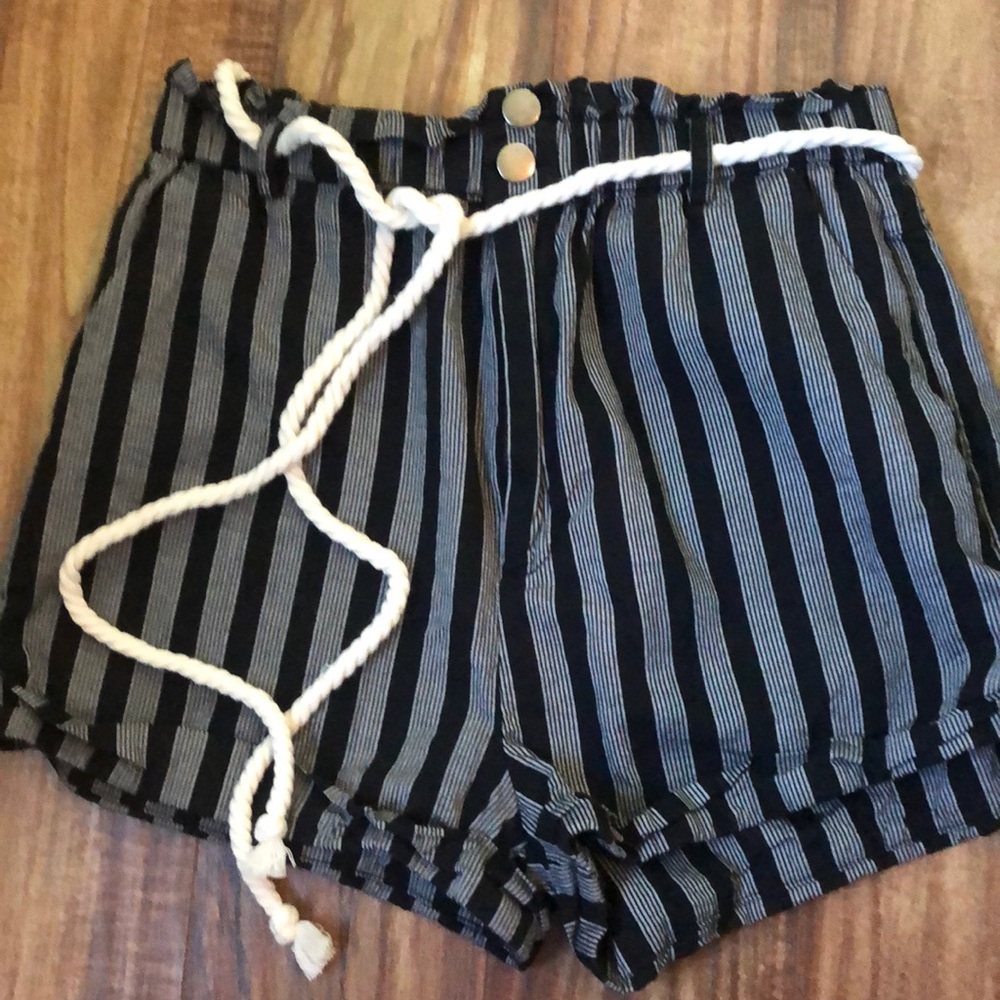 PIN STRIPE HIGH WAISTED SHORT